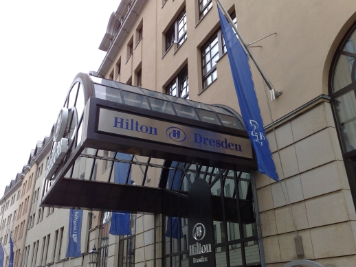 Blick auf das Eingangsportal des Hilton Hotels Dresden